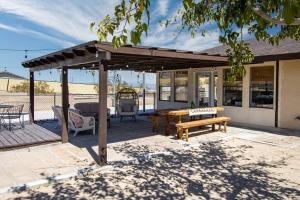 Patio nebo venkovní prostory v ubytování Emerald Haven! Alien Game Room - Pool - Spa - 15 Min to Joshua Tree Park!