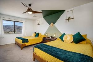 Postel nebo postele na pokoji v ubytování Emerald Haven! Alien Game Room - Pool - Spa - 15 Min to Joshua Tree Park!