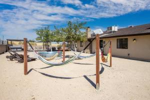 Fotografie z fotogalerie ubytování Emerald Haven! Alien Game Room - Pool - Spa - 15 Min to Joshua Tree Park! v destinaci Twentynine Palms