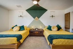 Postel nebo postele na pokoji v ubytování Emerald Haven! Alien Game Room - Pool - Spa - 15 Min to Joshua Tree Park!