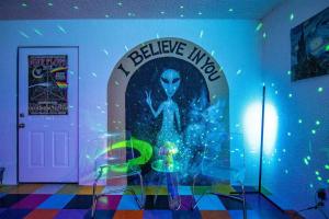 Fotografie z fotogalerie ubytování Emerald Haven! Alien Game Room - Pool - Spa - 15 Min to Joshua Tree Park! v destinaci Twentynine Palms