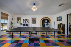 Stolní tenis v ubytování Emerald Haven! Alien Game Room - Pool - Spa - 15 Min to Joshua Tree Park! nebo okolí