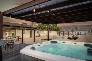 Bazén v ubytování Emerald Haven! Alien Game Room - Pool - Spa - 15 Min to Joshua Tree Park! nebo v jeho okolí