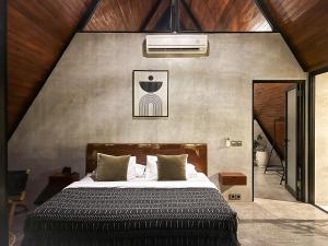 ein Schlafzimmer mit einem großen Bett in einem Zimmer in der Unterkunft Villa Keliki in Munggu