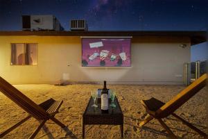 TV a/nebo společenská místnost v ubytování Emerald Haven! Alien Game Room - Pool - Spa - 15 Min to Joshua Tree Park!
