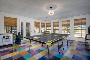 Stolní tenis v ubytování Emerald Haven! Alien Game Room - Pool - Spa - 15 Min to Joshua Tree Park! nebo okolí