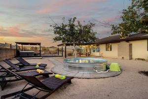 Bazén v ubytování Emerald Haven! Alien Game Room - Pool - Spa - 15 Min to Joshua Tree Park! nebo v jeho okolí