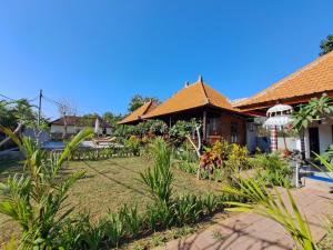 ein Haus mit Garten davor in der Unterkunft Karang Buncing Cottages in Nusa Lembongan