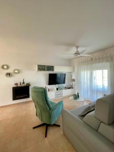 een woonkamer met een bank en een televisie bij Apartamento El Portil, Playas del Sur in El Portil