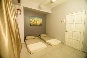Gallery image of Lofty hut in George Town