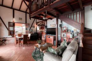 - un salon avec un canapé et une table dans l'établissement Villa T4 - Bleu Mer Caraïbes, à Case-Pilote