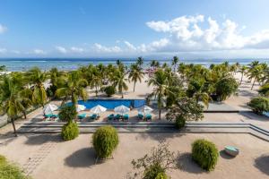 - une vue aérienne sur un complexe avec piscine et plage dans l'établissement Mahagiri Resort Nusa Lembongan, à Nusa Lembongan