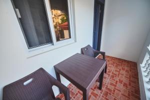 einen Tisch und zwei Stühle neben einem Fenster in der Unterkunft Hotel Gray in Boracay in Boracay