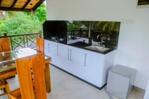 una cocina con fregadero y encimera en Kadolana Villa, en Mirissa