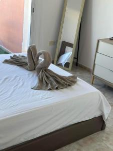 ein Schlafzimmer mit einem Bett mit Handtüchern darauf in der Unterkunft Cozy Paphos Apartment in Paphos City