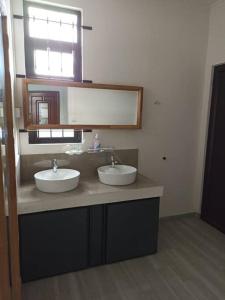 ein Badezimmer mit 2 Waschbecken und einem Spiegel in der Unterkunft Peaceful house and environment in Souillac