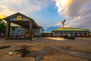 un aparcamiento vacío frente a un edificio en Yellowstone River Inn & Suites, en Livingston