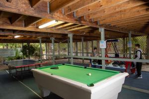 una mesa de ping pong y una mesa de billar en Batemans Bay Marina Resort, en Batemans Bay