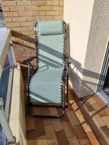 una silla en la parte superior de un balcón en Sainte Cécile: appartement 2ch 6/7 pers, en Camiers