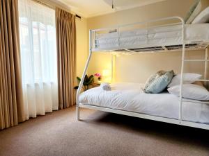 1 dormitorio con litera y ventana en The Edward - Central Unit, en Shepparton