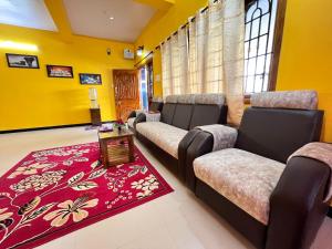 uma sala de espera com cadeiras e um tapete vermelho em Golden View Cottage Ooty em Ooty