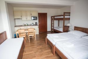 Letto o letti in una camera di Apartmány Chajdovka