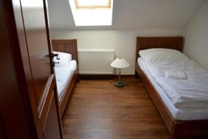 Letto o letti in una camera di Apartmány Chajdovka