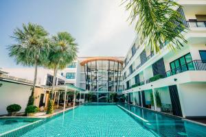 Bazén v ubytování The Pago Design Hotel Phuket-SHA Plus nebo v jeho okolí