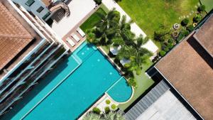 Bazén v ubytování The Pago Design Hotel Phuket-SHA Plus nebo v jeho okolí