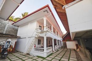 un edificio con una escalera a un lado en Hotel Gray in Boracay en Boracay