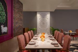 Ruang duduk di Uday Palace Navsari, a member of Radisson Individuals