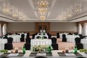 Ruang duduk di Uday Palace Navsari, a member of Radisson Individuals