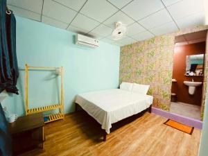 - une chambre avec un lit, un lavabo et un miroir dans l'établissement Jungle Boss Homestay, à Phong Nha