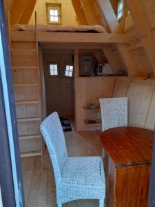 um quarto com duas cadeiras e uma mesa num camarote em Adorable chalet em Pouligney
