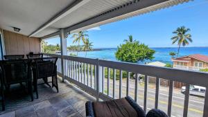 a balcony with a view of the ocean at Seahorse Luxury Suite at Seaspray Oceanview in Kailua-Kona