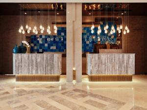 een lobby met 2 bureaus en blauwe tegels bij Crowne Plaza Tashkent, an IHG Hotel in Tasjkent