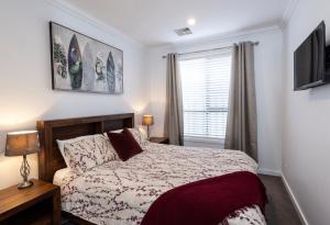 a bedroom with a bed and a window at Cozy Getaway, King Bed with TV, NBN, Netflix, Nespresso in Christies Beach