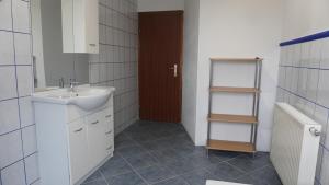 Koupelna v ubytování Geräumige Wohnung Nähe Autobahn A2 + 33 fotografií