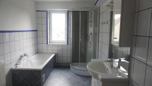 Komplette Wohnung Nähe Autobahn - Apartment 1的一间浴室