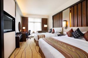 Giường trong phòng chung tại PARKROYAL Yangon