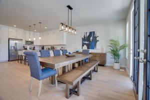 cocina y comedor con mesa de madera y sillas azules en Heber Retreat by Xquisite Rentals, en Heber City