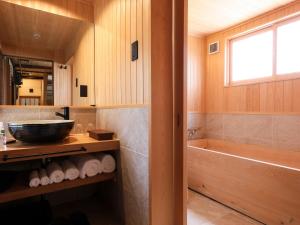 Koupelna v ubytování NIPPONIA 田原本 マルト醤油 + 37 fotografií