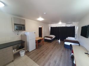 a small apartment with a kitchen and a living room at Ascot Epsom Motel in Auckland