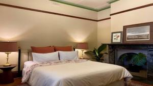 Postel nebo postele na pokoji v ubytování The Beechworth Conservatory