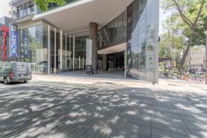 a car parked in front of a building at Moderno Departamento en Reforma 284 in Mexico City