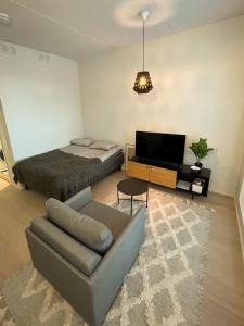 Posezení v ubytování Scandinavian apartment for 3 in Pasila Helsinki