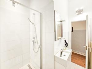 baño blanco con ducha y lavamanos en Blue Chili 13 - Nur ein Katzensprung in die City - bis 8 Pers, en Berlín
