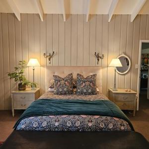 Whiteacres في إنفيركارجِِيل: غرفة نوم بسرير كبير مع طاولتين ومصباحين