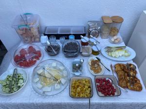 ein Tisch mit vielen Teller Essen drauf in der Unterkunft La Sorella Butik Hotel in Ortaca
