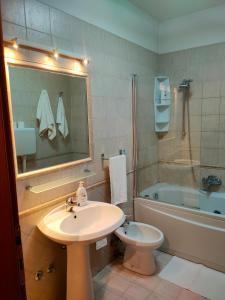 Un baño con lavabo, inodoro y bañera. en Lele House Fiumicino - Intero Appartamento Aeroporto di Fiumicino - Nuova Fiera di Roma, en Fiumicino
